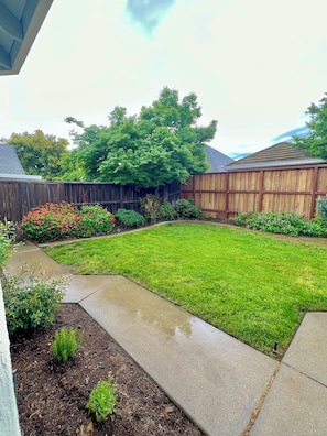 Property grounds - Vineyard Getaway 3BR Home in Lodi minutes away from shopping & attractions (Lodi)