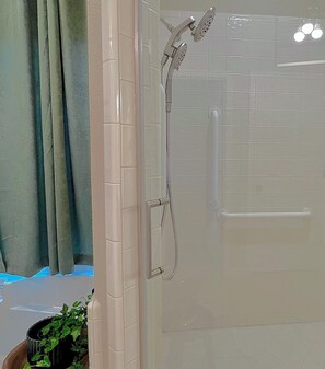 Hair dryer, towels, soap, toilet paper - Vineyard Getaway 3BR Home in Lodi minutes away from shopping & attractions (Lodi)