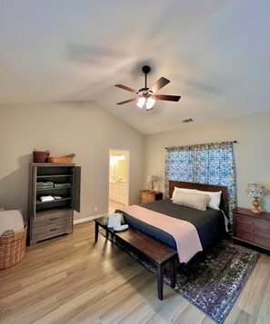 3 bedrooms, iron/ironing board, WiFi, bed sheets - Vineyard Getaway 3BR Home in Lodi minutes away from shopping & attractions (Lodi)