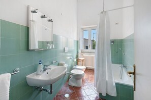 Shower, hair dryer, towels - Le Tore – Terrace Room with Private Terrace, Shared Garden and Wi-Fi (Massa Lubrense)