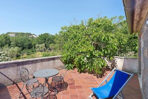 Outdoor dining - Le Tore – Terrace Room with Private Terrace, Shared Garden and Wi-Fi (Massa Lubrense)