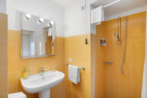 Shower, hair dryer, towels - Le Tore – Volta 1 Room with Shared Terrace, Wi-Fi and Air Conditioning (Massa Lubrense)