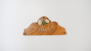 A wooden sign with the word 'STALLA' and a floral design. - Le Tore – Volta 2 Room with Terrace, Shared Garden, and Wi-Fi (Massa Lubrense)