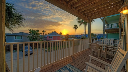 Beachwalk Breeze by Avantstay Pool + Hot Tub + Game Room + Tiki Bar Walk to the Beach