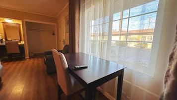 Comfort Room, Garden View | Dining