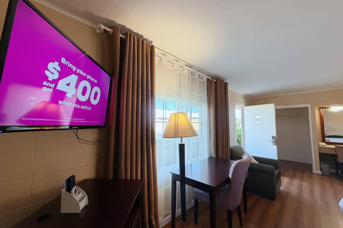 Habitación Confort, 1 cama King size | Área de sala de estar | Televisión