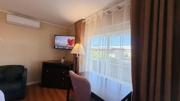 Comfort Room, 1 King Bed | Desk, laptop workspace, blackout drapes, soundproofing
