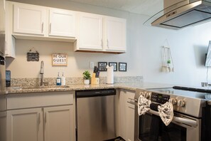 Private kitchen - Executive Loft Near UAB & Hospitals with Fast WiFi + Workspace (Birmingham)