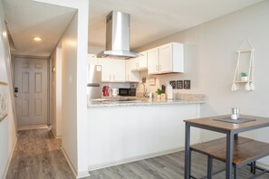 Private kitchen - Executive Loft Near UAB & Hospitals with Fast WiFi + Workspace (Birmingham)