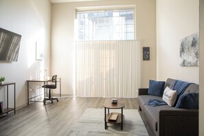 Living area - Executive Loft Near UAB & Hospitals with Fast WiFi + Workspace (Birmingham)