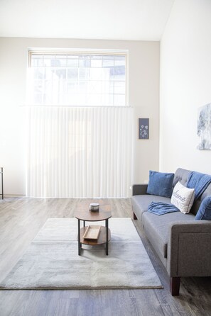 Living area - Executive Loft Near UAB & Hospitals with Fast WiFi + Workspace (Birmingham)