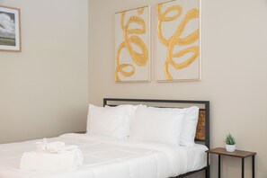 Room - Executive Loft Near UAB & Hospitals with Fast WiFi + Workspace (Birmingham)