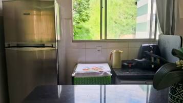 Geladeira, micro-ondas, fogão, cooktop