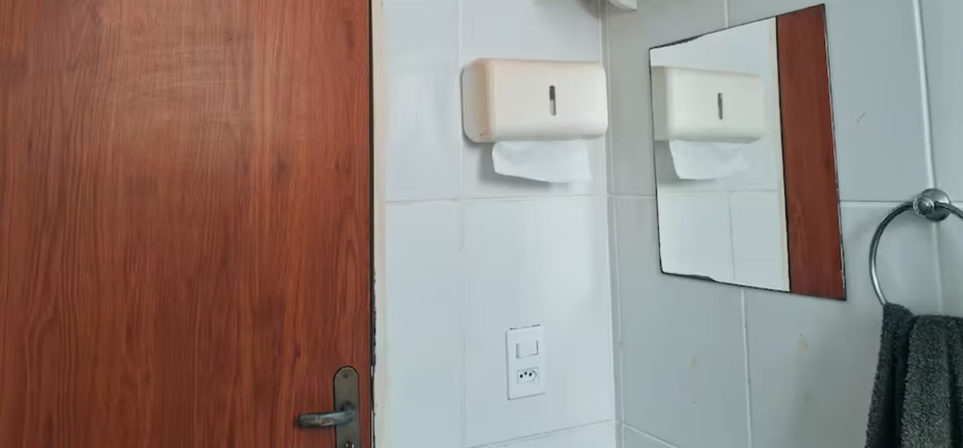 Secador de cabelo, toalhas de banho, sabonete, papel higiênico