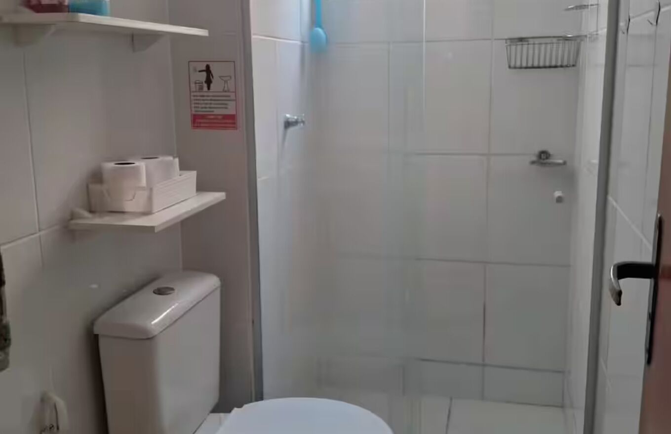 Secador de pelo, toallas, jabón, papel higiénico