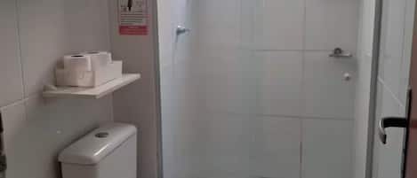 Haartrockner, HandtĂŒcher, Seife, Toilettenpapier