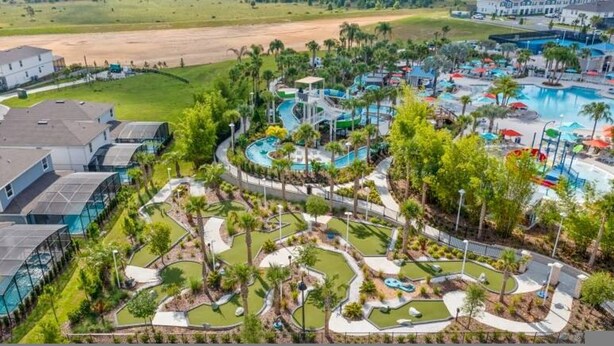 Un complexe hôtelier doté d’une vaste piscine, de nombreux toboggans et d’un aménagement paysager bien entretenu.