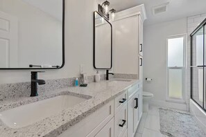Shower, hair dryer, towels, soap - Sarasota Retreat/Heated Pool/8.5mi. to Siesta Key (Sarasota)