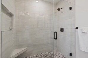 Een douche, een haardroger, handdoeken, zeep