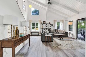 Living area - Cliffside Mountain Retreat Near Sewanee | Sleeps 14 (Sewanee)