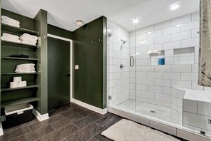 Douche, sèche-cheveux, shampoing