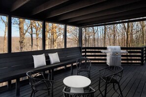 Outdoor dining - Cliffside Mountain Retreat Near Sewanee | Sleeps 14 (Sewanee)