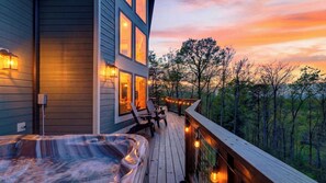House (5 Bedrooms) | Interior - Priddy Secluded by Avantstay Hot Tub + Expansive Deck + Game Room + Home Theater (Sevierville)