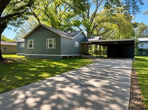 A residential house with a covered garage, a paved driveway, and a lawn. - Modern 3BR/2BA Home Near LSU Fast WiFi Sleeps 6 DT Baton Rouge (Baton Rouge)