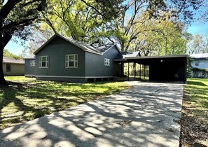 Exterior - Modern 3BR/2BA Home Near LSU Fast WiFi Sleeps 6 DT Baton Rouge (Baton Rouge)
