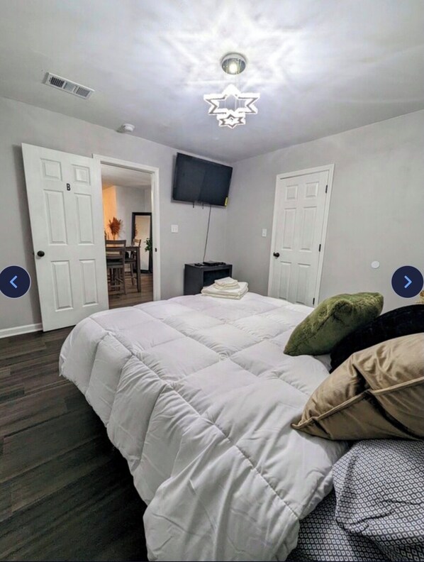 Room - Modern 3BR/2BA Home Near LSU Fast WiFi Sleeps 6 DT Baton Rouge (Baton Rouge)