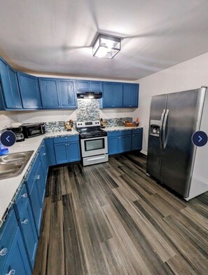 Private kitchen - Modern 3BR/2BA Home Near LSU Fast WiFi Sleeps 6 DT Baton Rouge (Baton Rouge)
