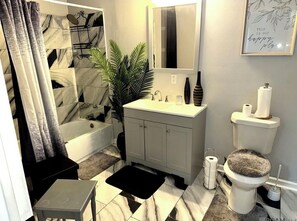 Bathroom - Modern 3BR/2BA Home Near LSU Fast WiFi Sleeps 6 DT Baton Rouge (Baton Rouge)