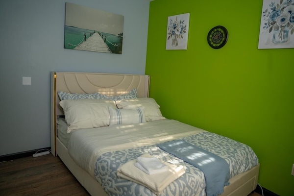 2 slaapkamers, een strijkplank/strijkijzer, wifi, beddengoed