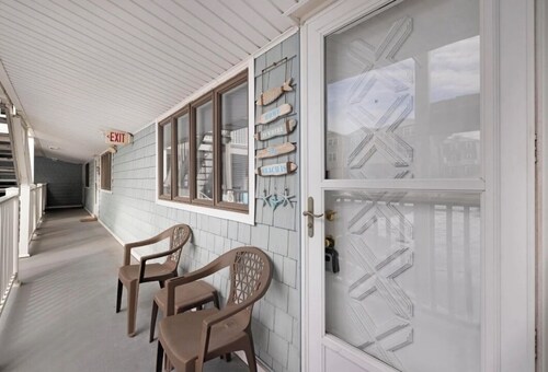 2 bedroom condo in Wildwood with parking. 2 blocks from the beach & amusements.