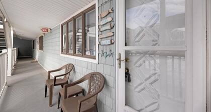 2 bedroom condo in Wildwood with parking. 2 blocks from the beach & amusements.