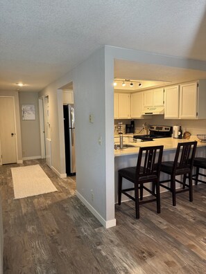Private kitchen - Charming 2-bedroom condo near Schweitzer and Sandpoint. Pet friendly. (Sandpoint)