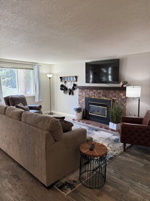 Living area - Charming 2-bedroom condo near Schweitzer and Sandpoint. Pet friendly. (Sandpoint)