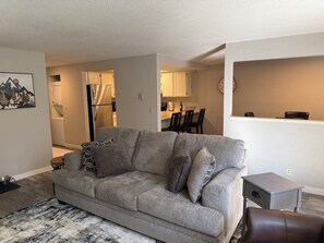 Living area - Charming 2-bedroom condo near Schweitzer and Sandpoint. Pet friendly. (Sandpoint)