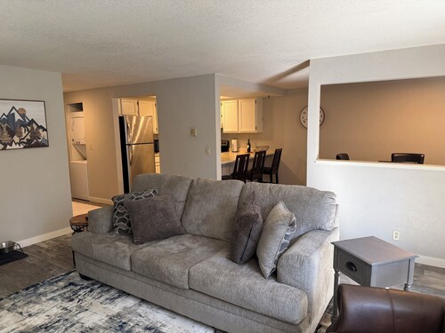 Charming 2-bedroom condo near Schweitzer and Sandpoint. Pet friendly.