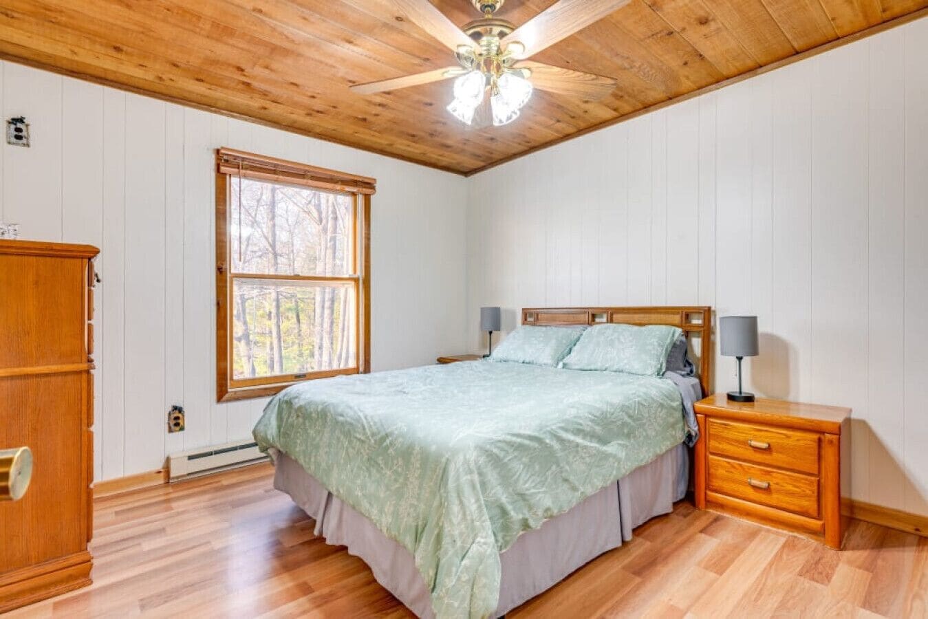 4 bedrooms, desk, iron/ironing board, travel crib