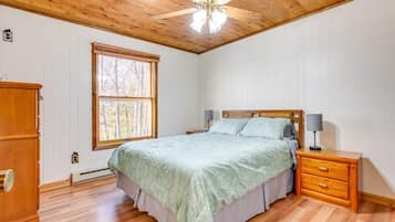 4 bedrooms, desk, iron/ironing board, travel crib