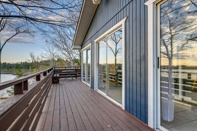 Bluff Lake Waterfront w Dock, Kayaks & Fire Pit