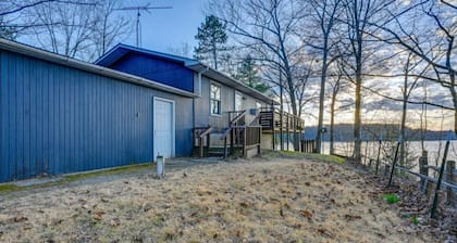 Bluff Lake Waterfront w Dock, Kayaks & Fire Pit