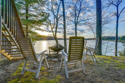 Bluff Lake Waterfront w Dock, Kayaks & Fire Pit