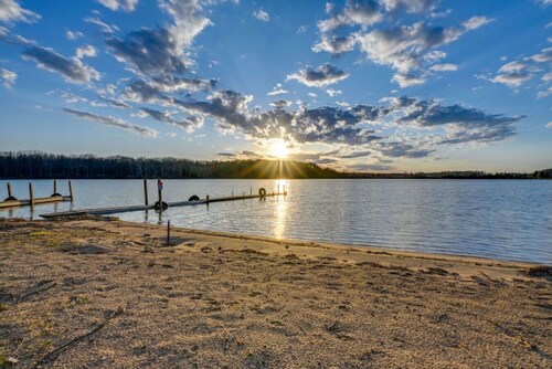 Bluff Lake Waterfront w Dock, Kayaks & Fire Pit