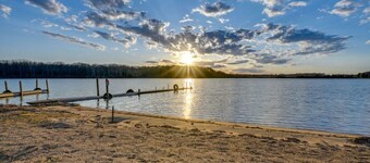 Bluff Lake Waterfront w Dock, Kayaks & Fire Pit