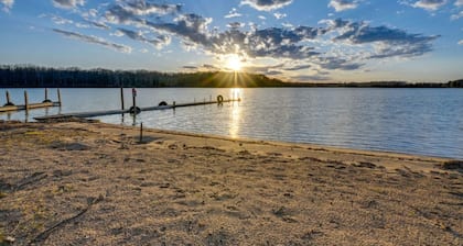 Bluff Lake Waterfront w Dock, Kayaks & Fire Pit