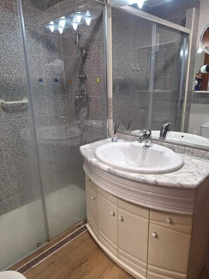 Ducha, secador de pelo, toallas, jabón
