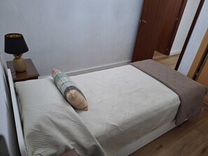 3 habitaciones, tabla de planchar con plancha y ropa de cama