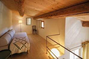 Room - Maison du Four: Attractive French village house with balcony & Baker around the corner (Mirabel-aux-Baronnies)